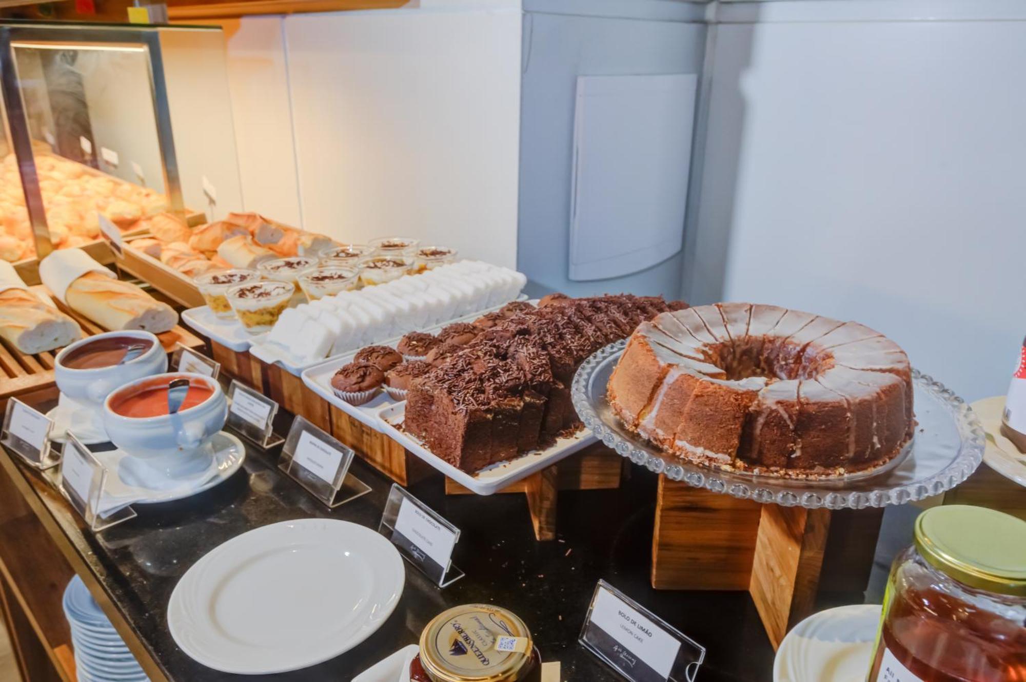 Radisson Sao Paulo Paulista Hotel Bagian luar foto A selection of cakes at a buffet