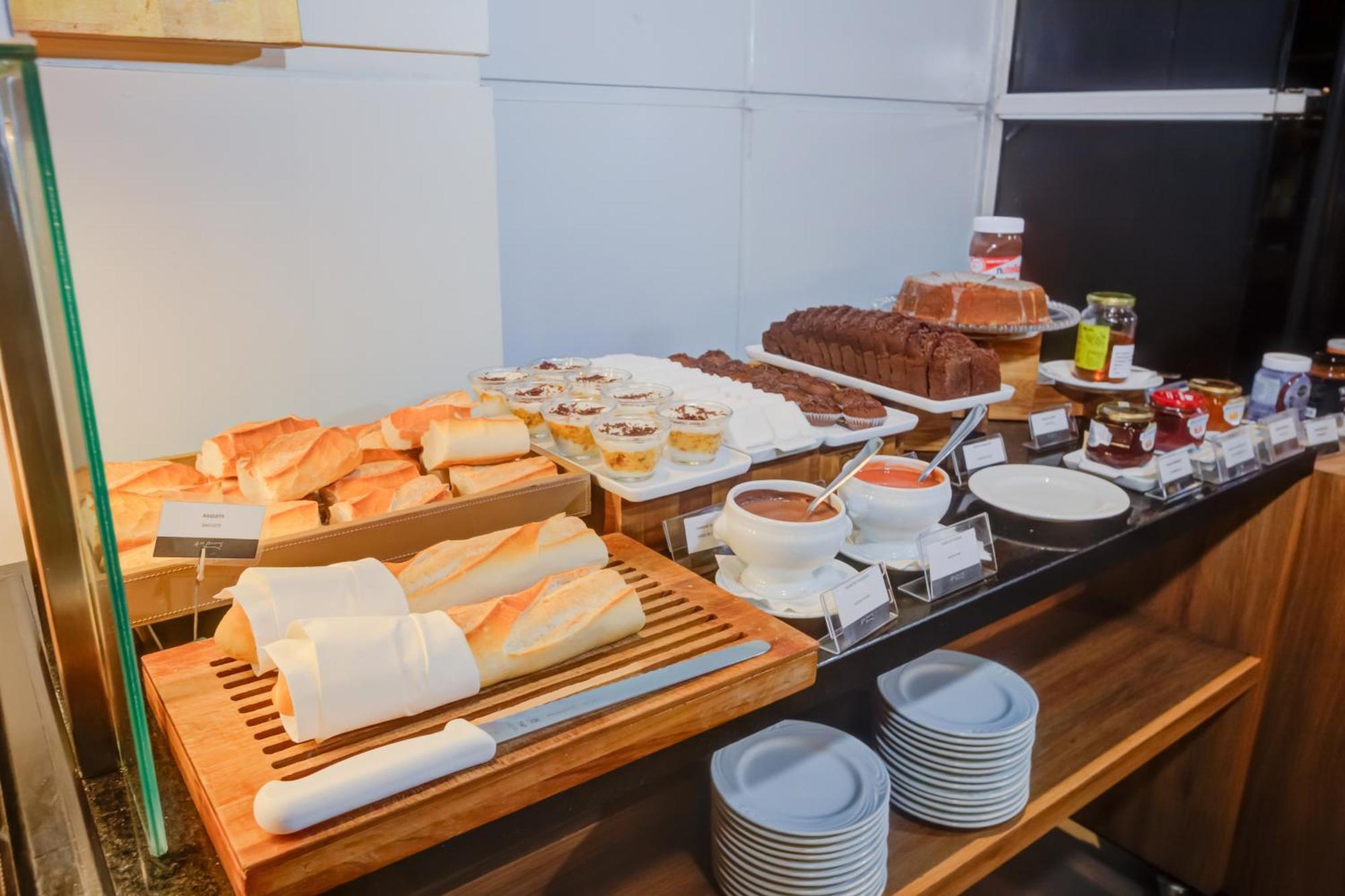 Radisson Sao Paulo Paulista Hotel Bagian luar foto A selection of pastries at a buffet