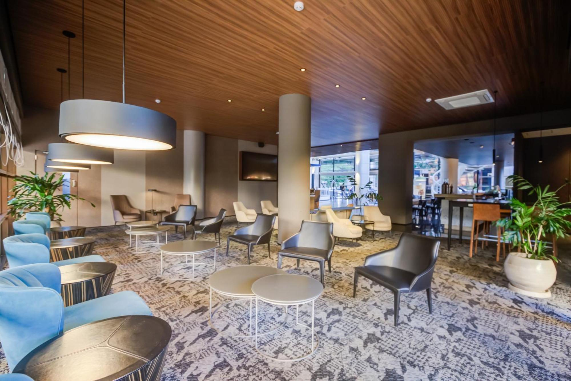 Radisson Sao Paulo Paulista Hotel Bagian luar foto The lounge at the airport