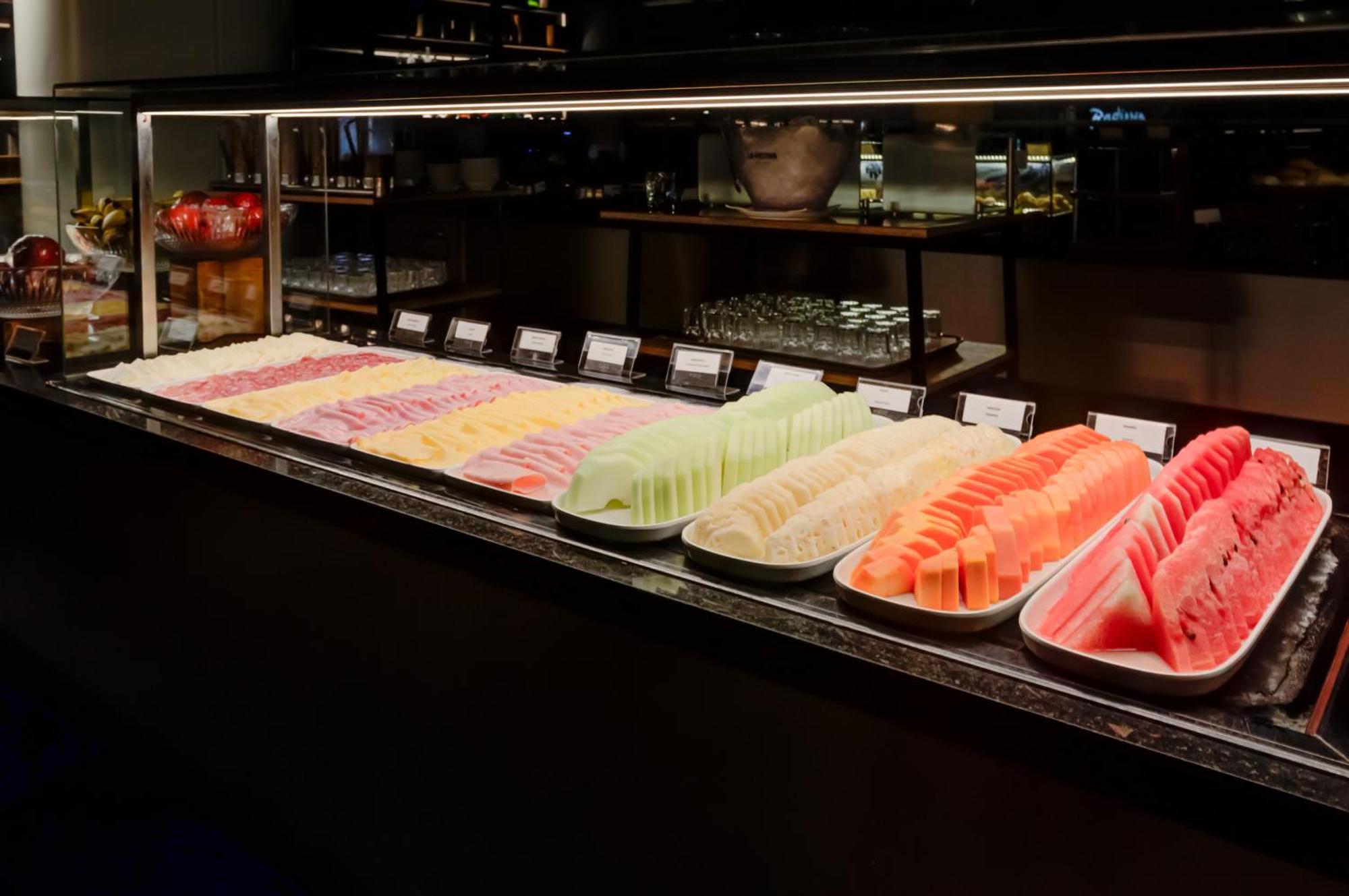 Radisson Sao Paulo Paulista Hotel Bagian luar foto A selection of fruit at a buffet
