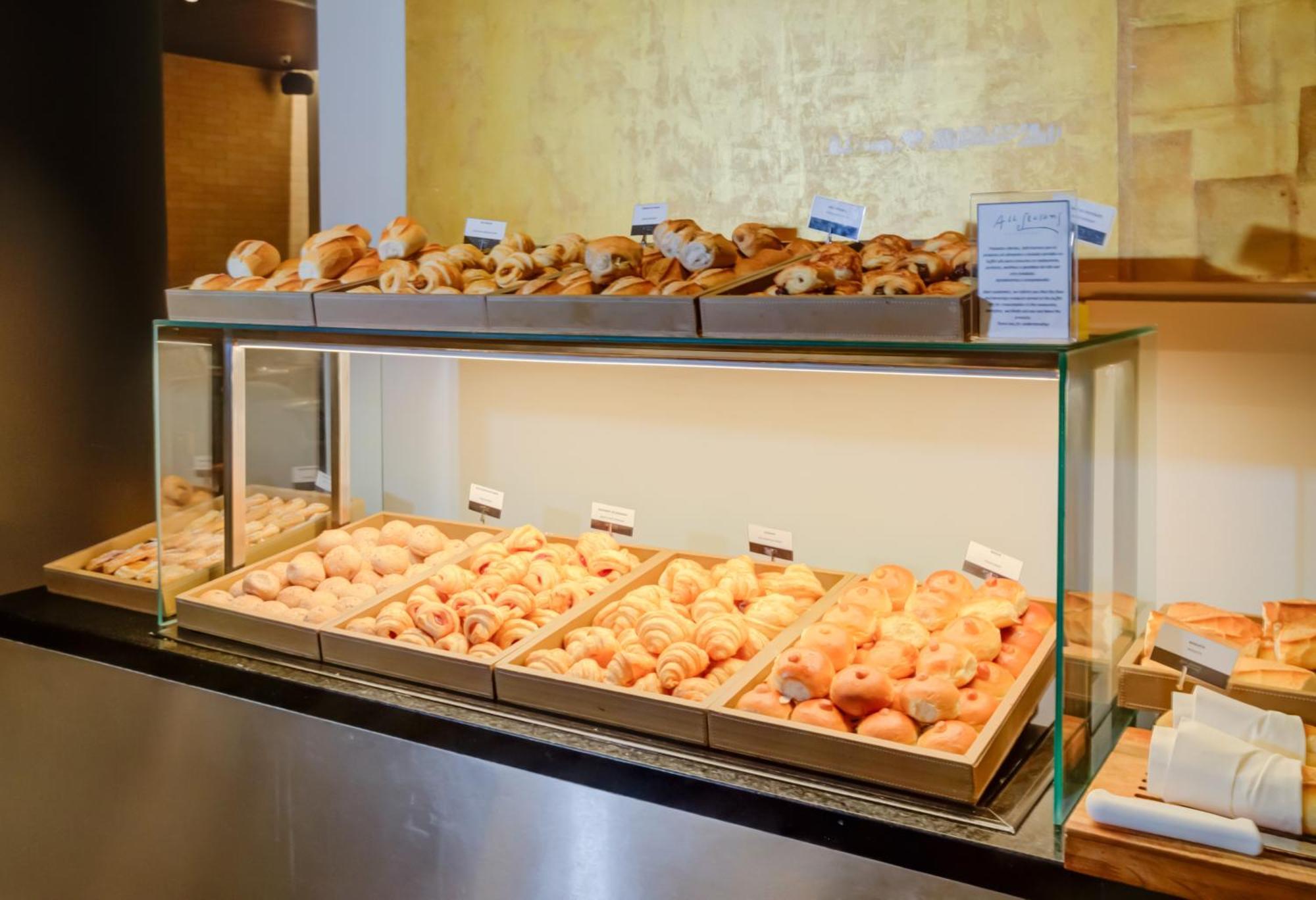 Radisson Sao Paulo Paulista Hotel Bagian luar foto A display case of pastries