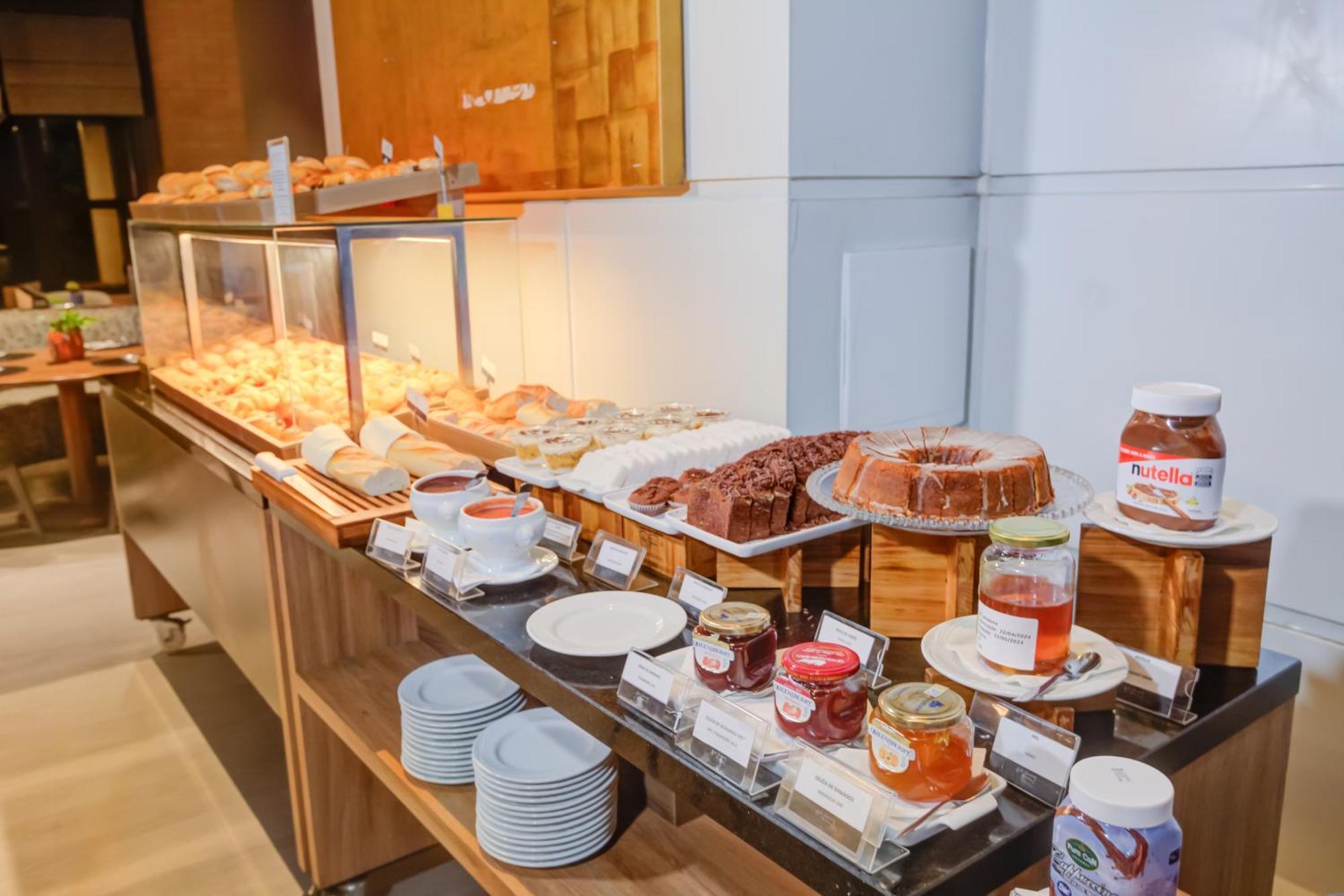 Radisson Sao Paulo Paulista Hotel Bagian luar foto A buffet at a hotel