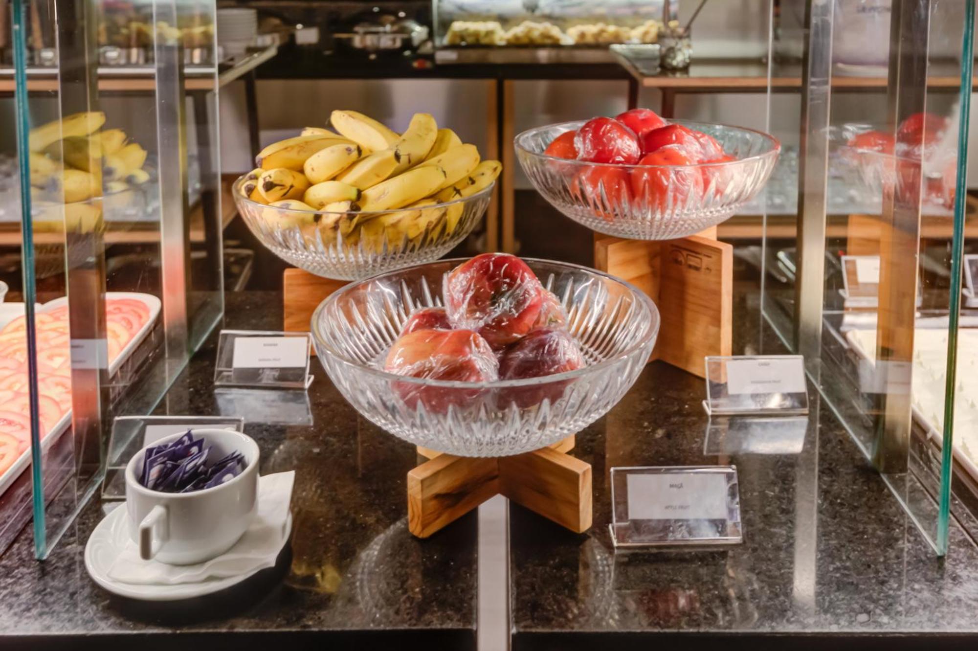 Radisson Sao Paulo Paulista Hotel Bagian luar foto Fruit at a buffet