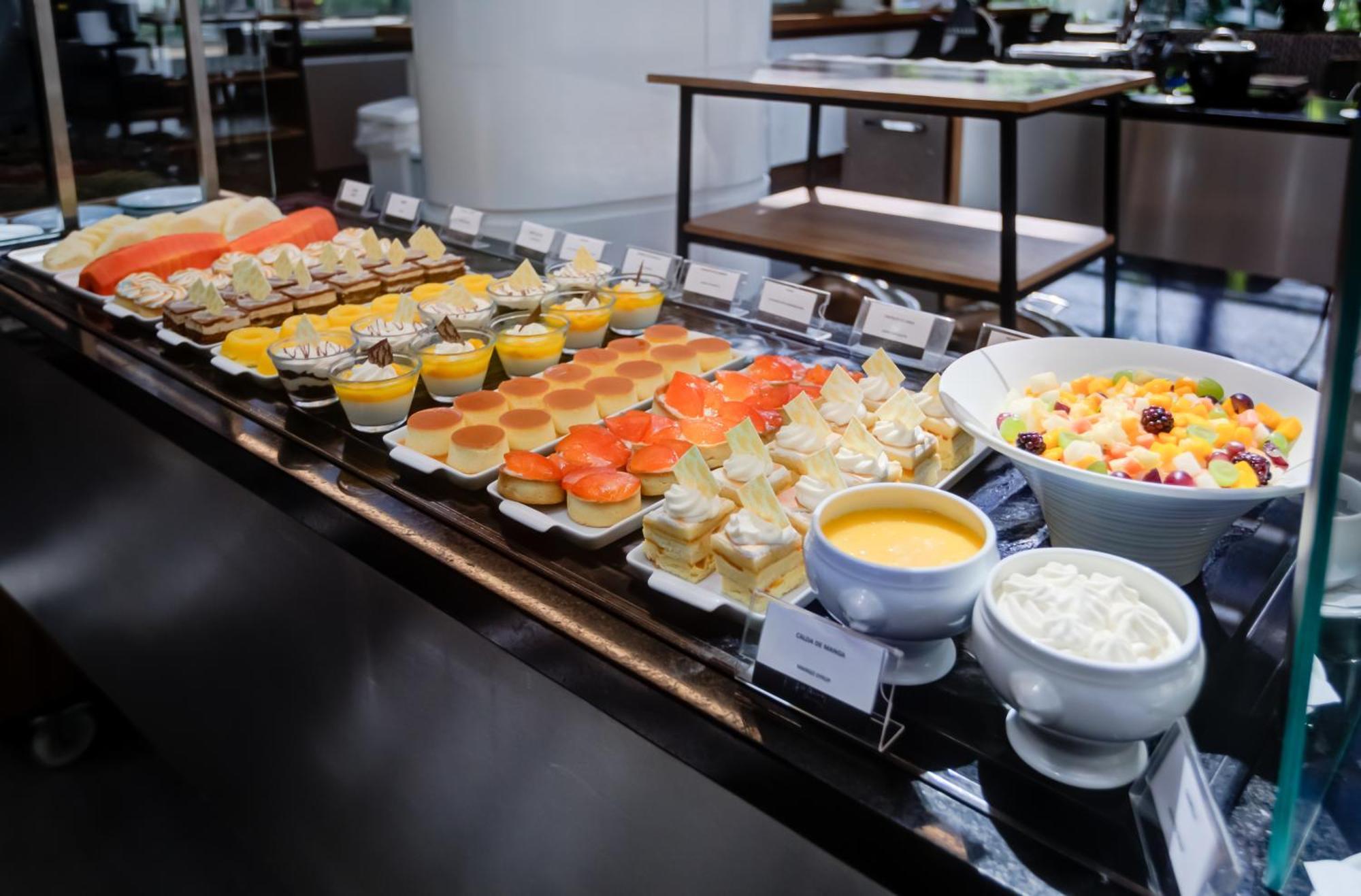 Radisson Sao Paulo Paulista Hotel Bagian luar foto A selection of desserts at a buffet