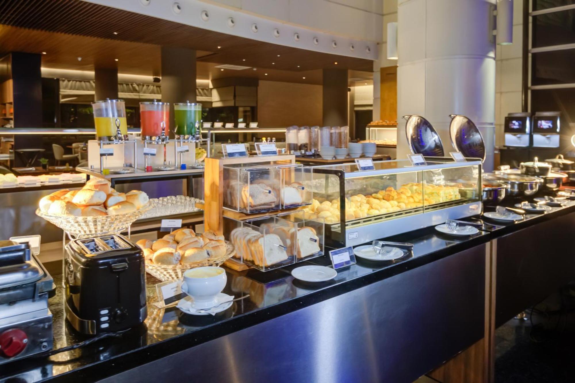 Radisson Sao Paulo Paulista Hotel Bagian luar foto A buffet at a hotel