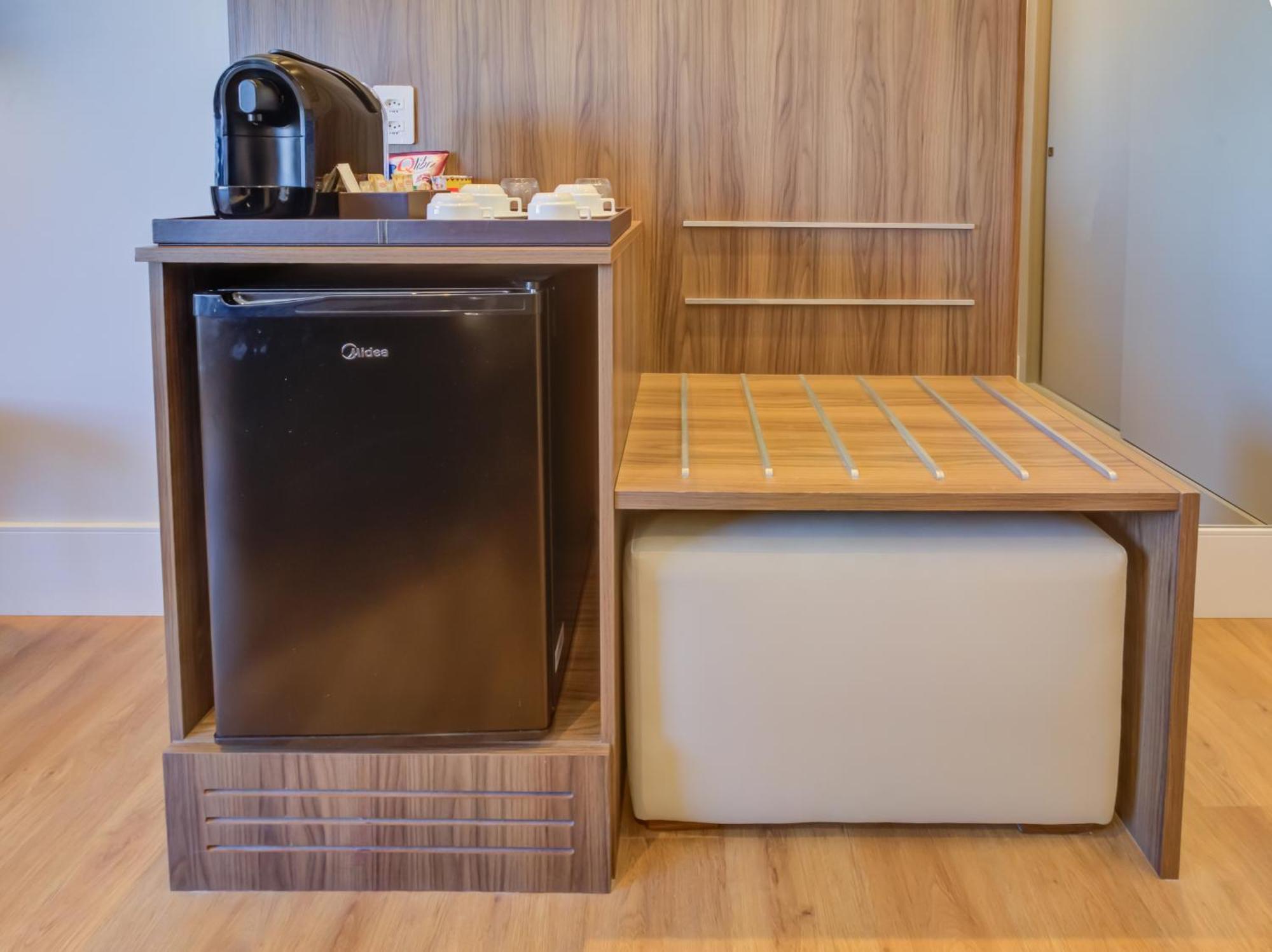 Radisson Sao Paulo Paulista Hotel Bagian luar foto A small refrigerator in a hotel room