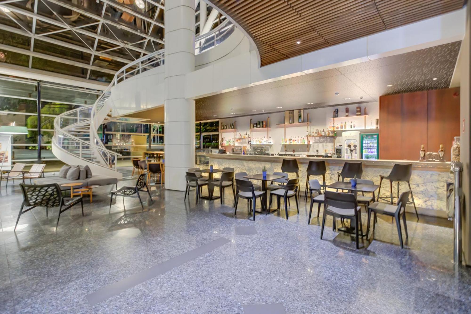 Radisson Sao Paulo Paulista Hotel Bagian luar foto The lounge at the airport